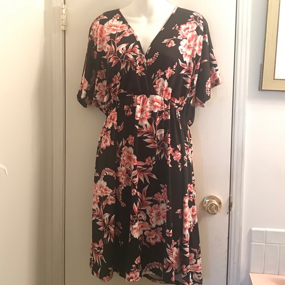 (1X) Plus Size Floral Print Surplice Swing Dress - Picture 4 of 7